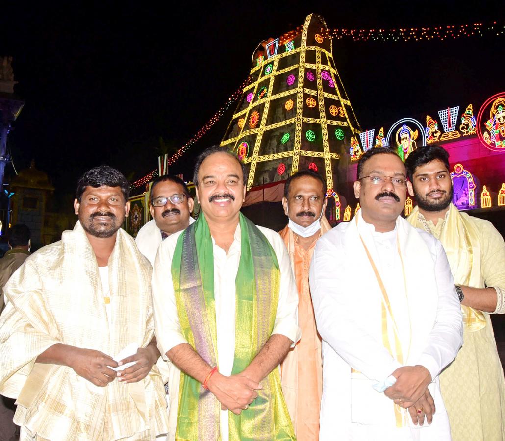 VIPs Visits Tirumala Temple On the Eve of Vaikunta Ekadashi - Sakshi56