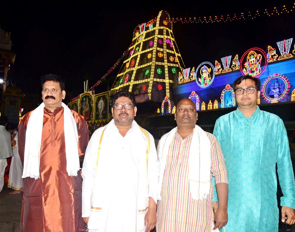 VIPs Visits Tirumala Temple On the Eve of Vaikunta Ekadashi - Sakshi57