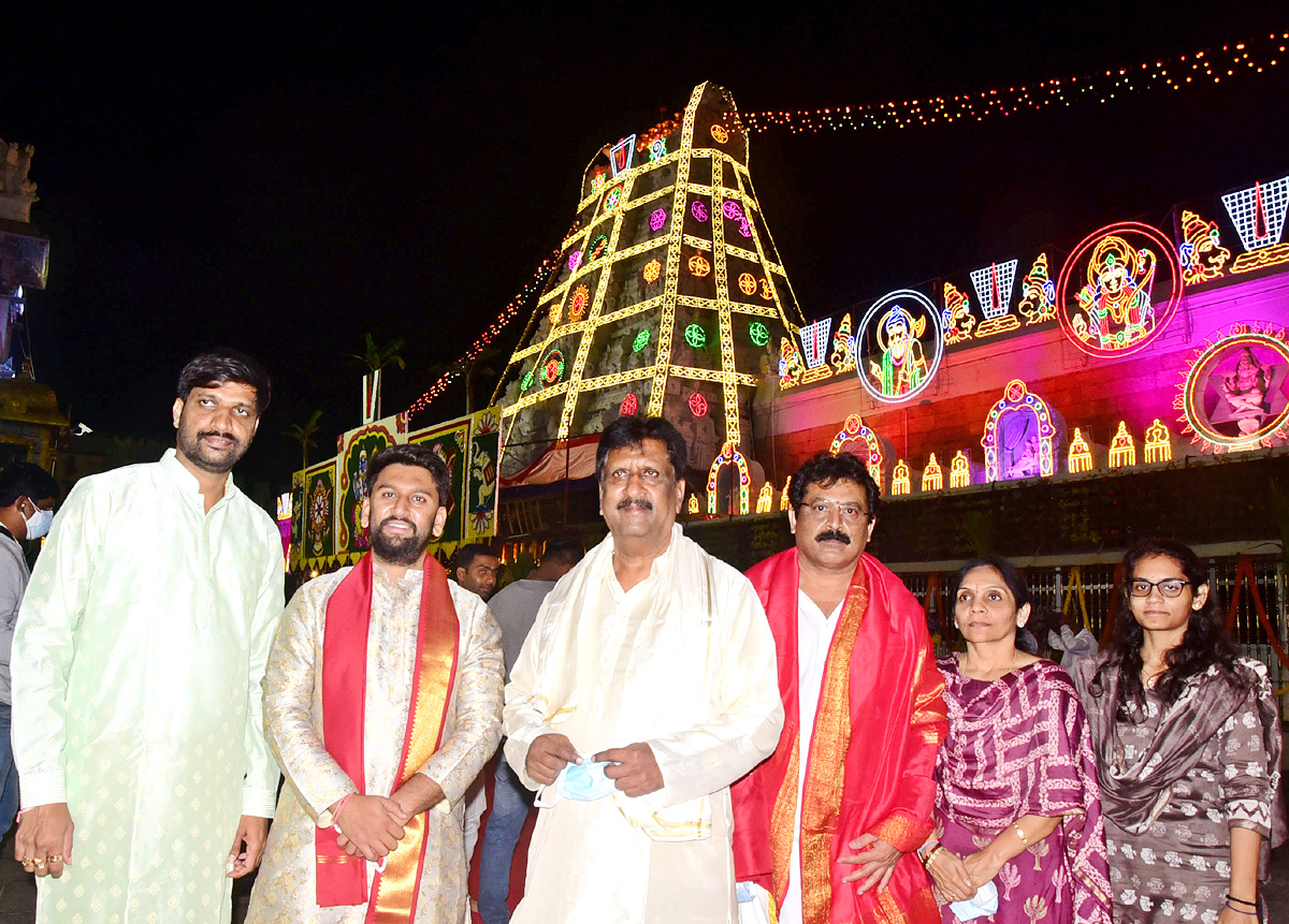 VIPs Visits Tirumala Temple On the Eve of Vaikunta Ekadashi - Sakshi58