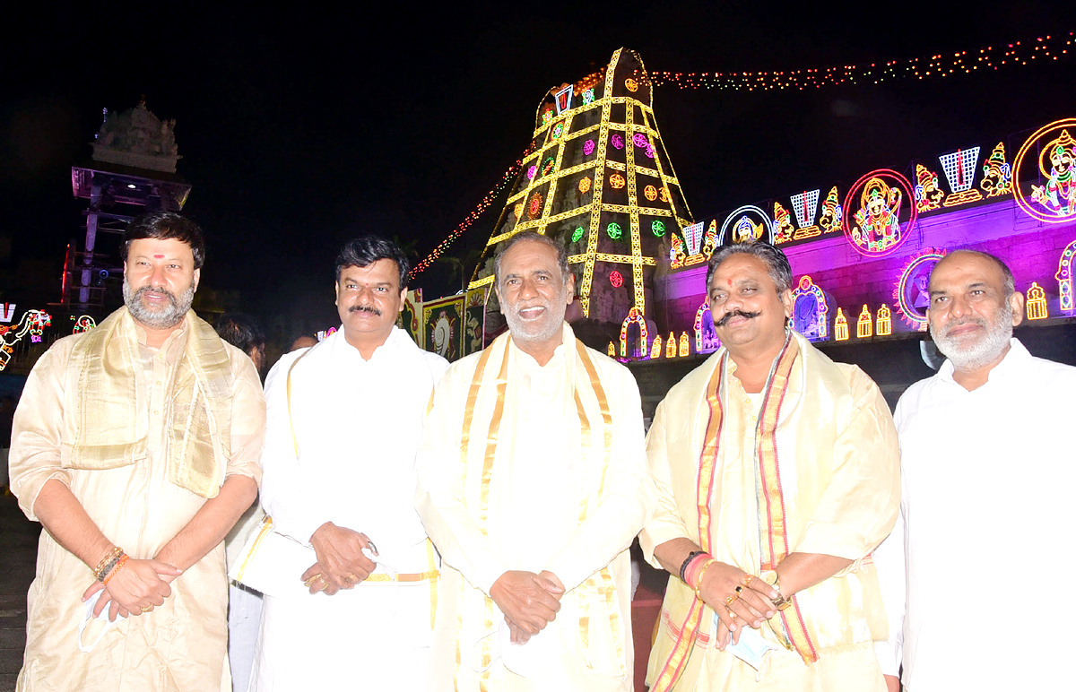 VIPs Visits Tirumala Temple On the Eve of Vaikunta Ekadashi - Sakshi59