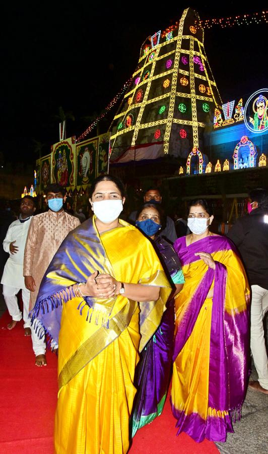 VIPs Visits Tirumala Temple On the Eve of Vaikunta Ekadashi - Sakshi62