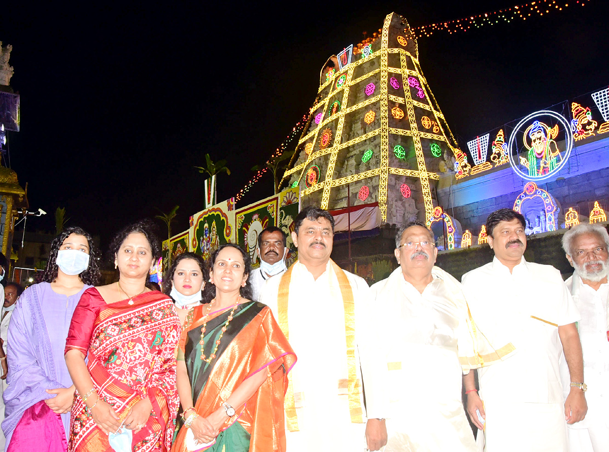 VIPs Visits Tirumala Temple On the Eve of Vaikunta Ekadashi - Sakshi63