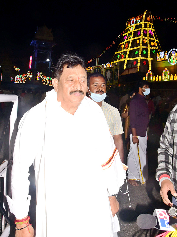 VIPs Visits Tirumala Temple On the Eve of Vaikunta Ekadashi - Sakshi64