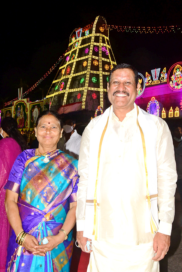 VIPs Visits Tirumala Temple On the Eve of Vaikunta Ekadashi - Sakshi67