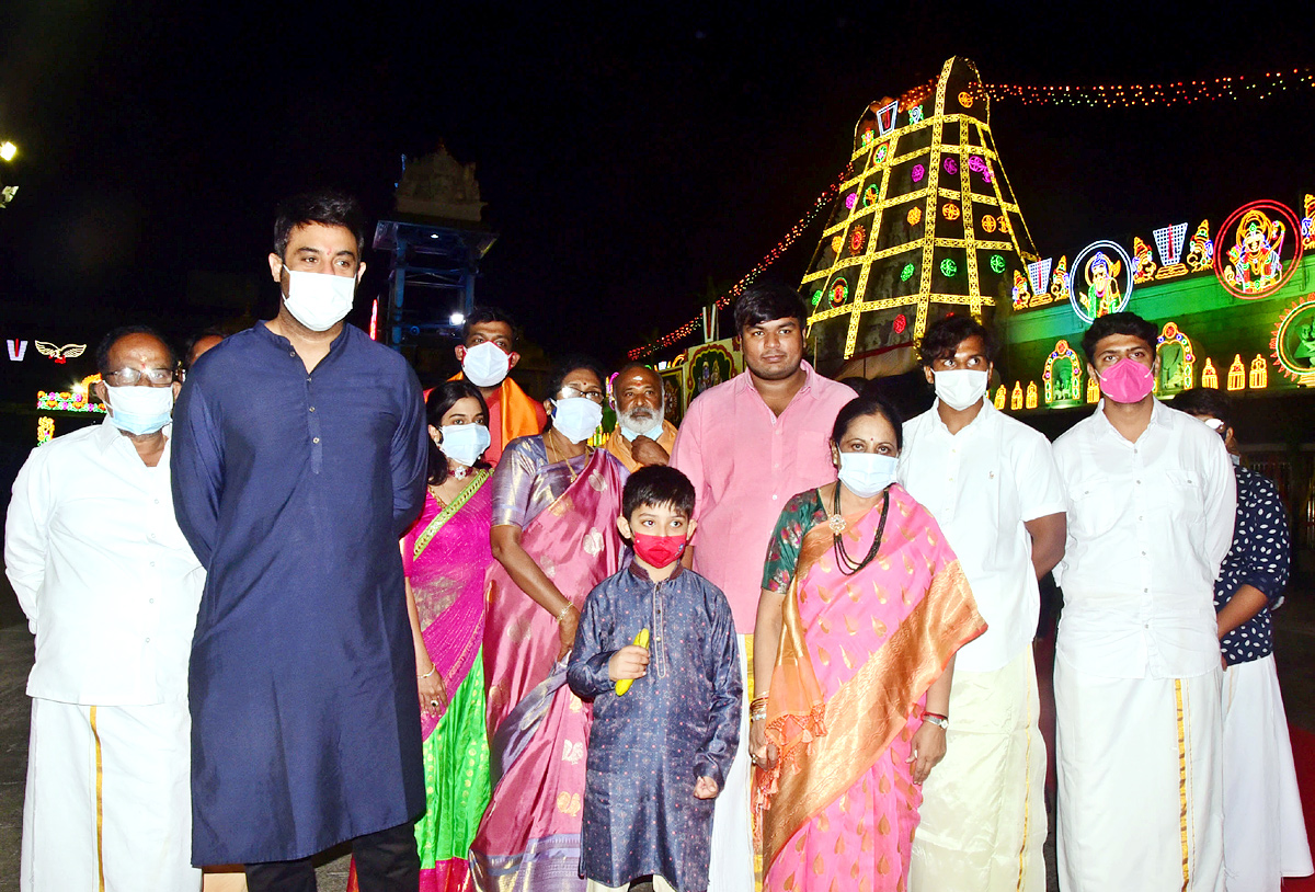 VIPs Visits Tirumala Temple On the Eve of Vaikunta Ekadashi - Sakshi69