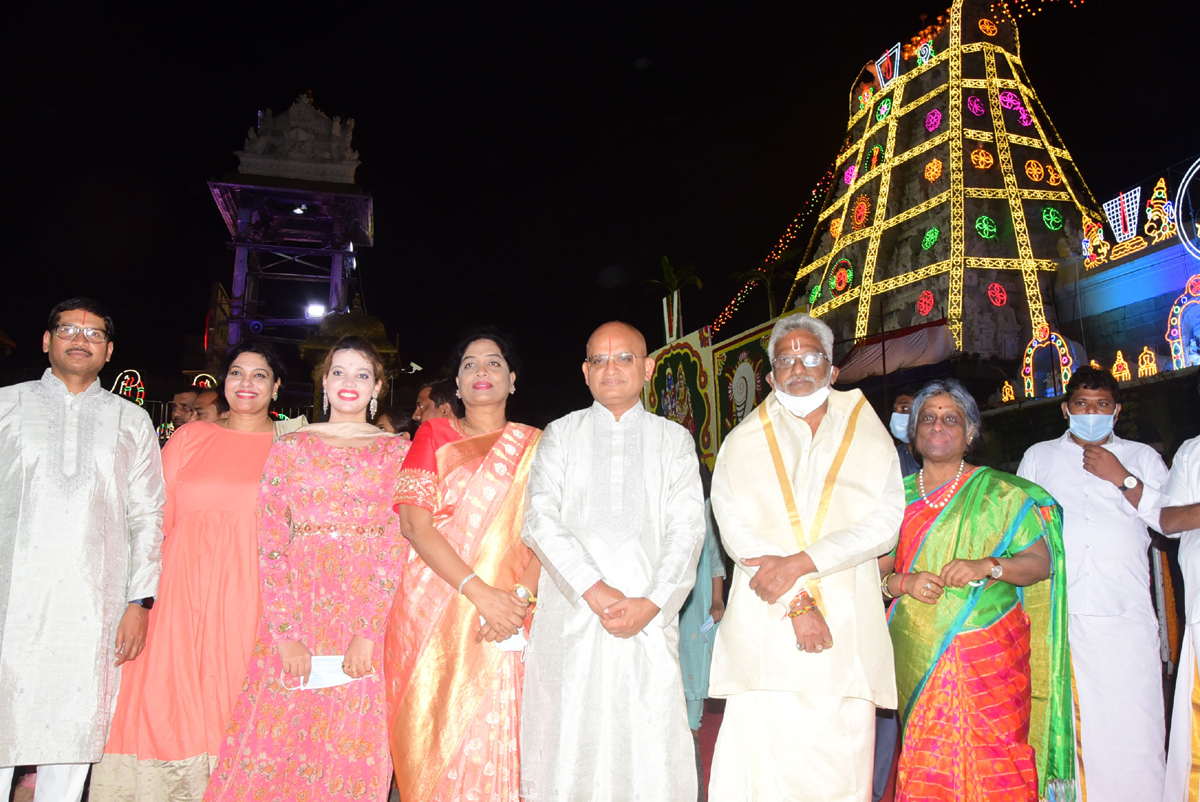 VIPs Visits Tirumala Temple On the Eve of Vaikunta Ekadashi - Sakshi70