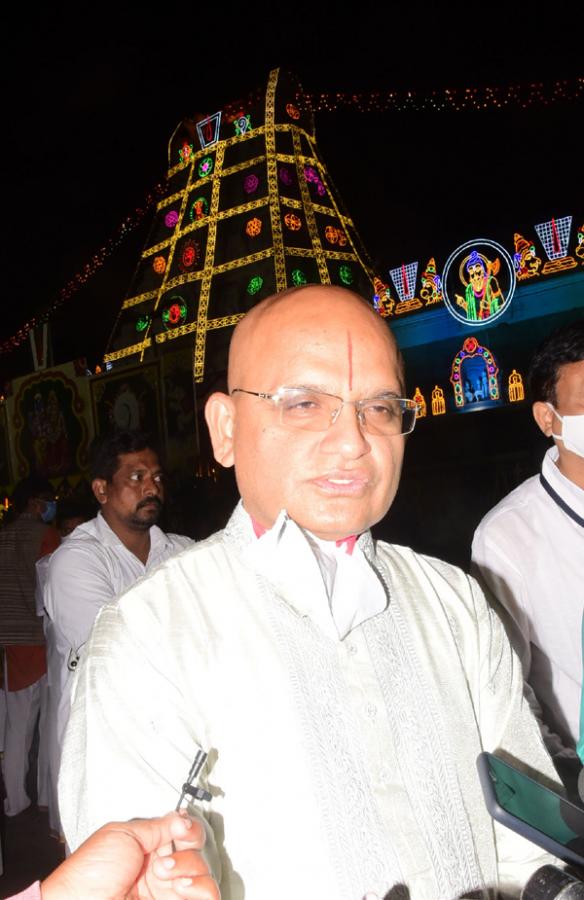 VIPs Visits Tirumala Temple On the Eve of Vaikunta Ekadashi - Sakshi71