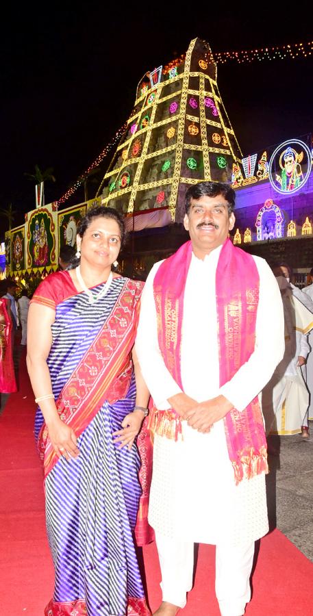 VIPs Visits Tirumala Temple On the Eve of Vaikunta Ekadashi - Sakshi72