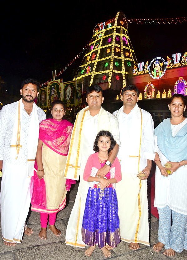 VIPs Visits Tirumala Temple On the Eve of Vaikunta Ekadashi - Sakshi73