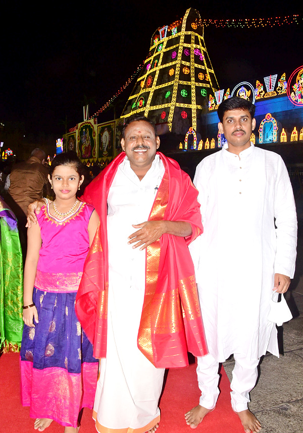 VIPs Visits Tirumala Temple On the Eve of Vaikunta Ekadashi - Sakshi74