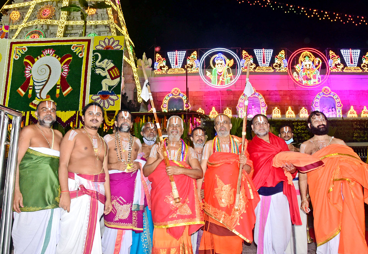 VIPs Visits Tirumala Temple On the Eve of Vaikunta Ekadashi - Sakshi81