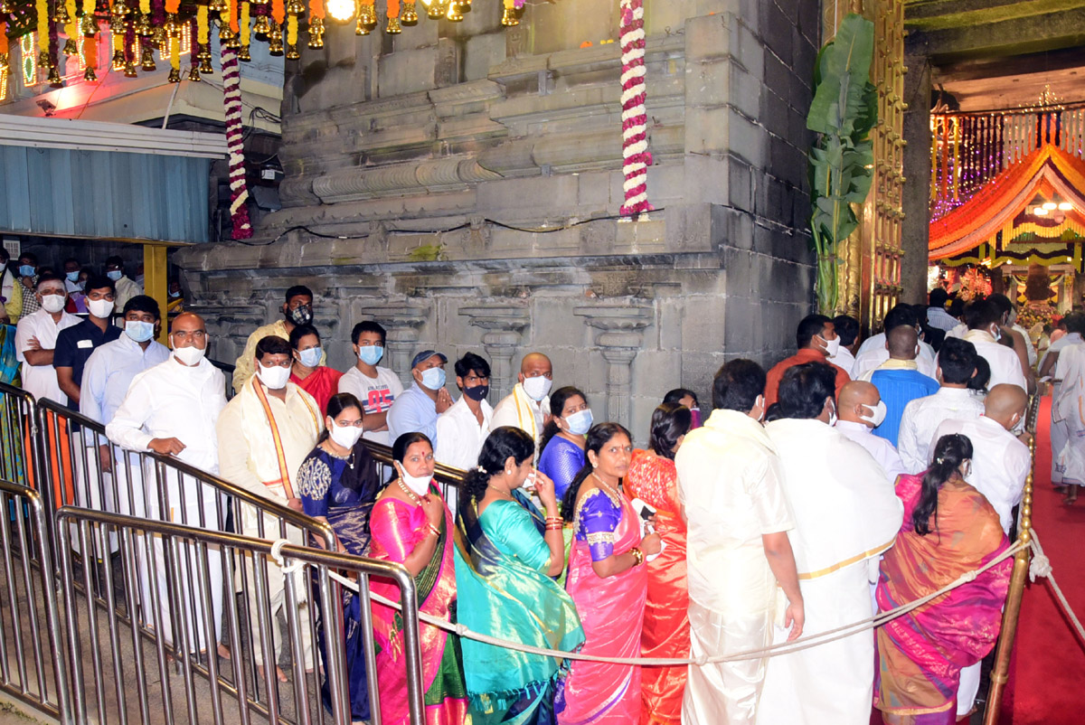 VIPs Visits Tirumala Temple On the Eve of Vaikunta Ekadashi - Sakshi82