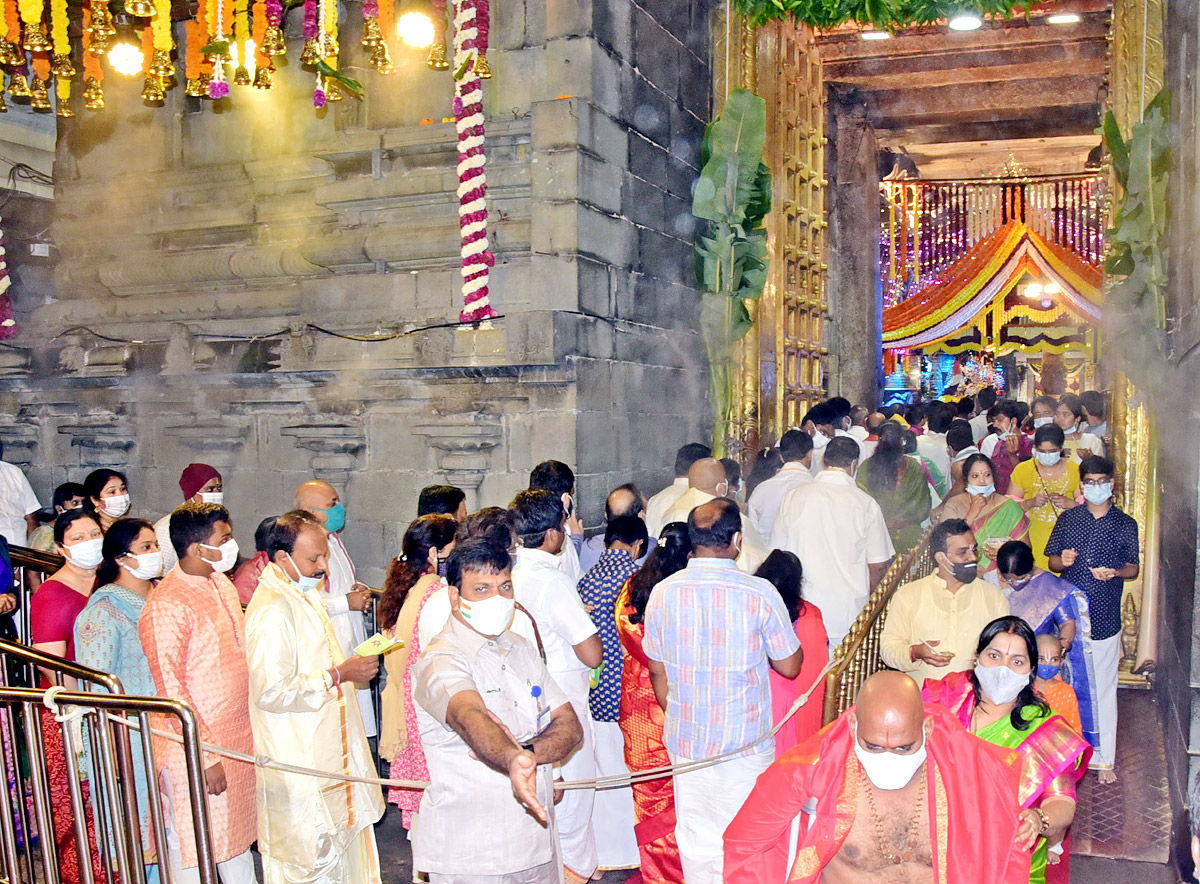 VIPs Visits Tirumala Temple On the Eve of Vaikunta Ekadashi - Sakshi83