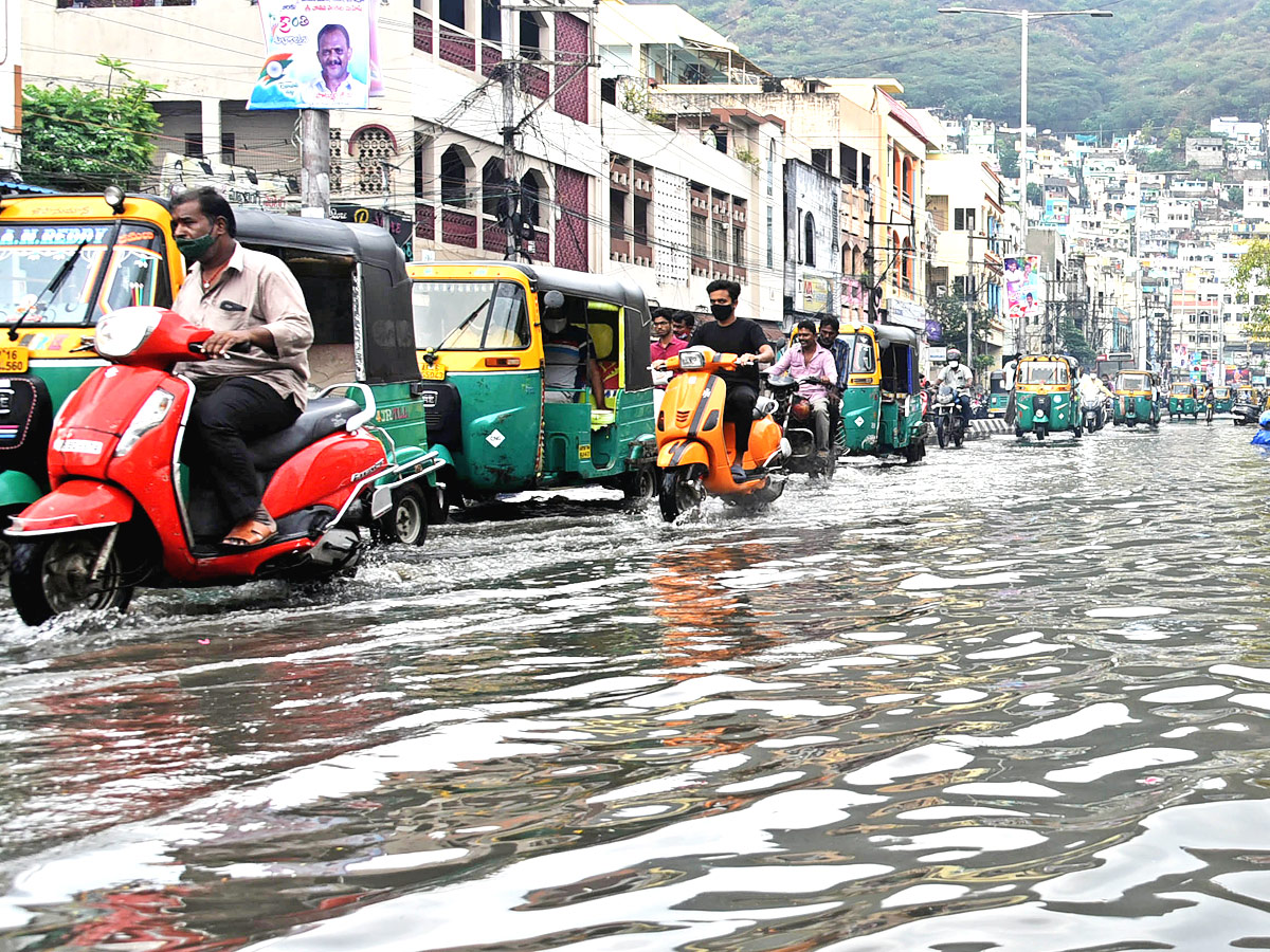 Heavy Rains In Vijayawada Photo Gallery - Sakshi4