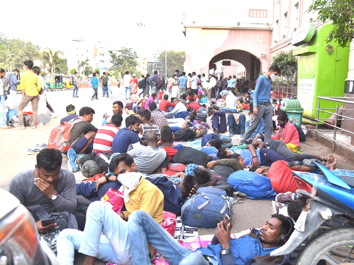 Huge Rush At Secunderabad Railway Station Sankranthi Festival - Sakshi14