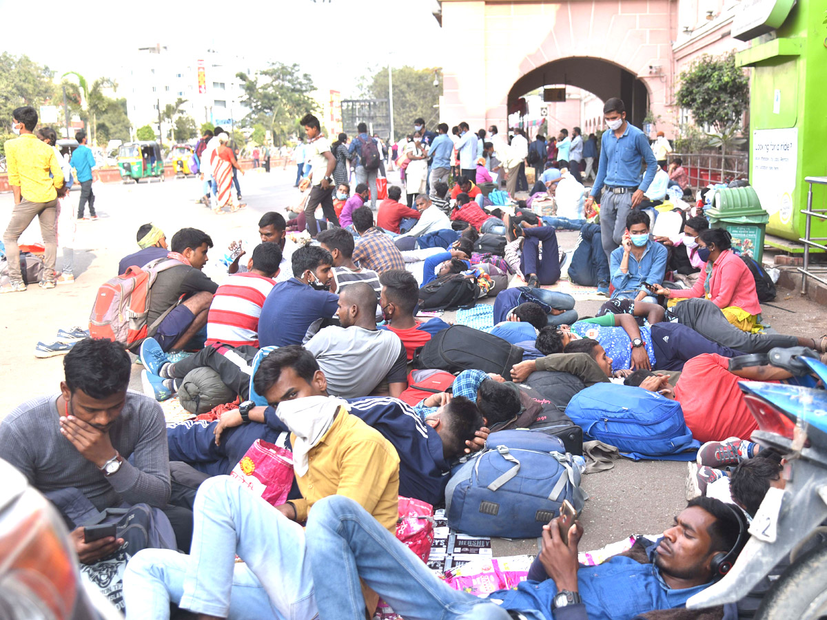 Huge Rush At Secunderabad Railway Station Sankranthi Festival - Sakshi2