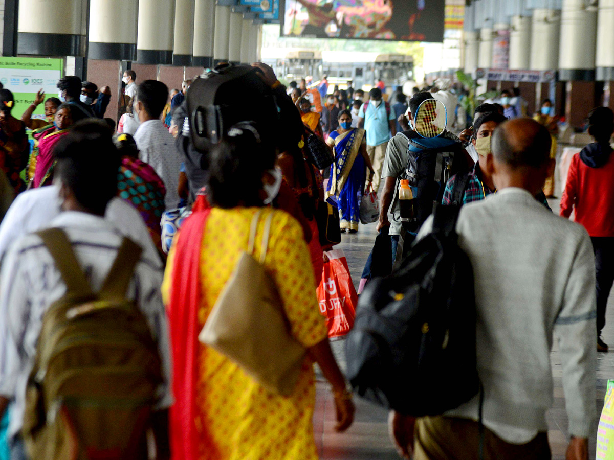 Huge Rush At Secunderabad Railway Station Sankranthi Festival - Sakshi3