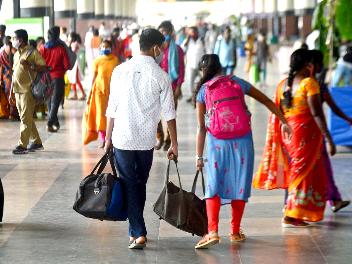 Huge Rush At Secunderabad Railway Station Sankranthi Festival - Sakshi4