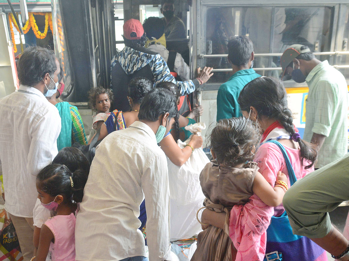 Huge Rush At Secunderabad Railway Station Sankranthi Festival - Sakshi5