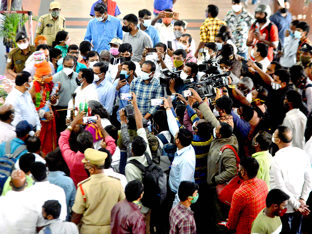 Huge Rush At Secunderabad Railway Station Sankranthi Festival - Sakshi7