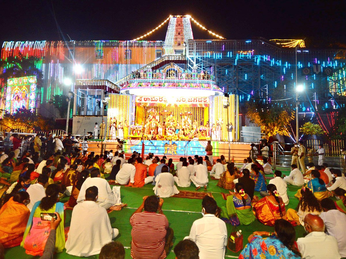 Mukkoti Ekadashi Celebrations At Bhadradri Photo Gallery - Sakshi10