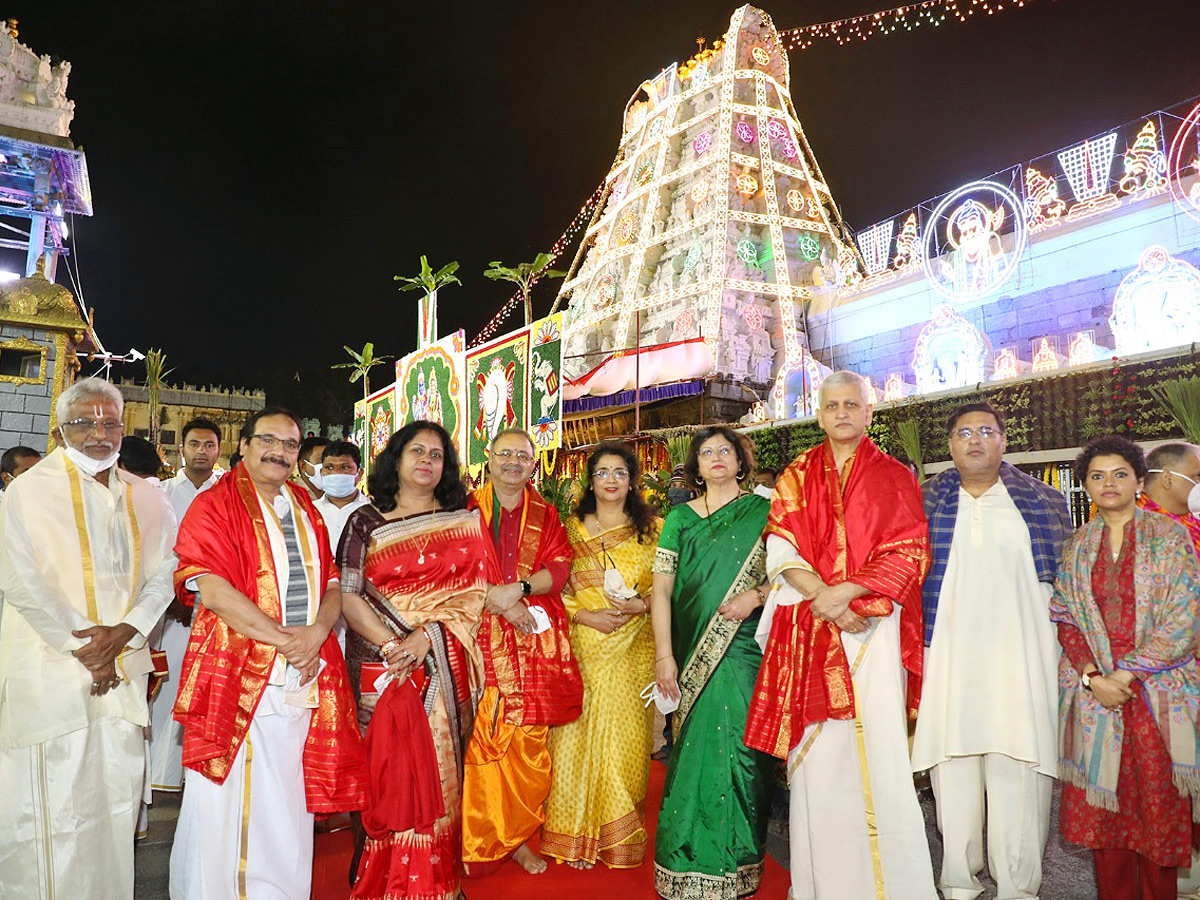 VIPs Visits Tirumala Temple On the Vaikunta Ekadashi 2022 - Sakshi10