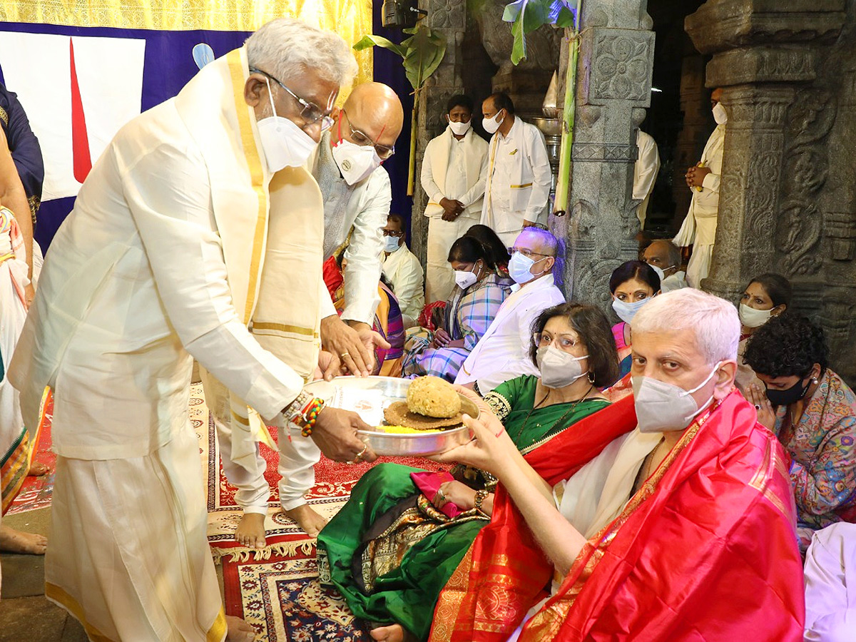 VIPs Visits Tirumala Temple On the Vaikunta Ekadashi 2022 - Sakshi11