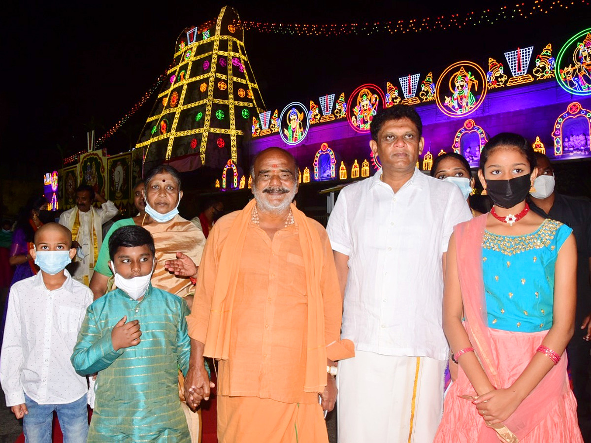 VIPs Visits Tirumala Temple On the Vaikunta Ekadashi 2022 - Sakshi20