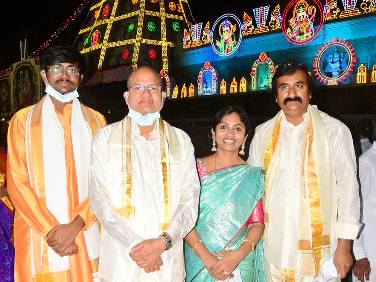 VIPs Visits Tirumala Temple On the Vaikunta Ekadashi 2022 - Sakshi21