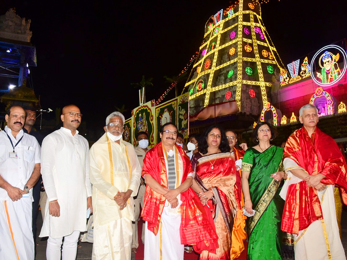 VIPs Visits Tirumala Temple On the Vaikunta Ekadashi 2022 - Sakshi24