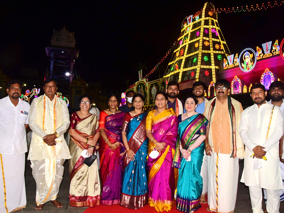 VIPs Visits Tirumala Temple On the Vaikunta Ekadashi 2022 - Sakshi31