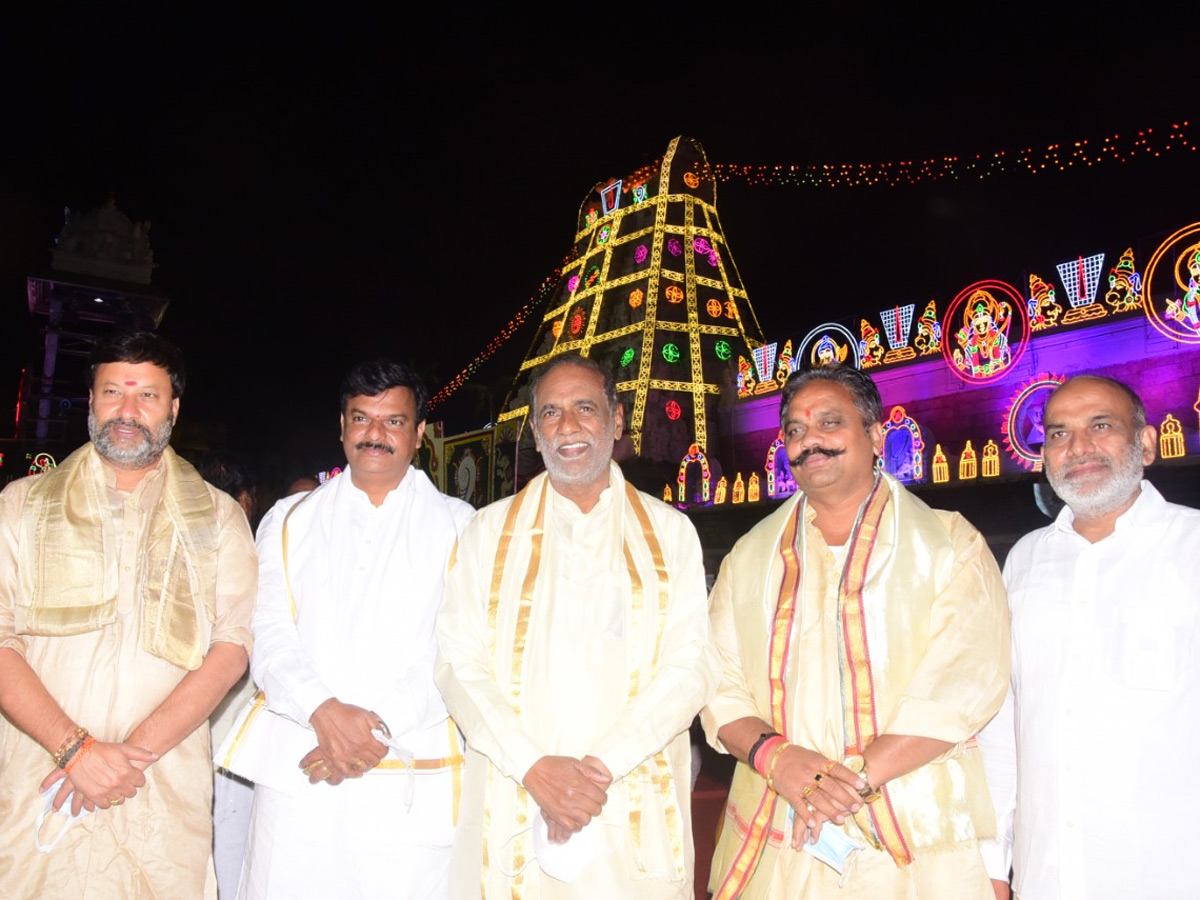 VIPs Visits Tirumala Temple On the Vaikunta Ekadashi 2022 - Sakshi35