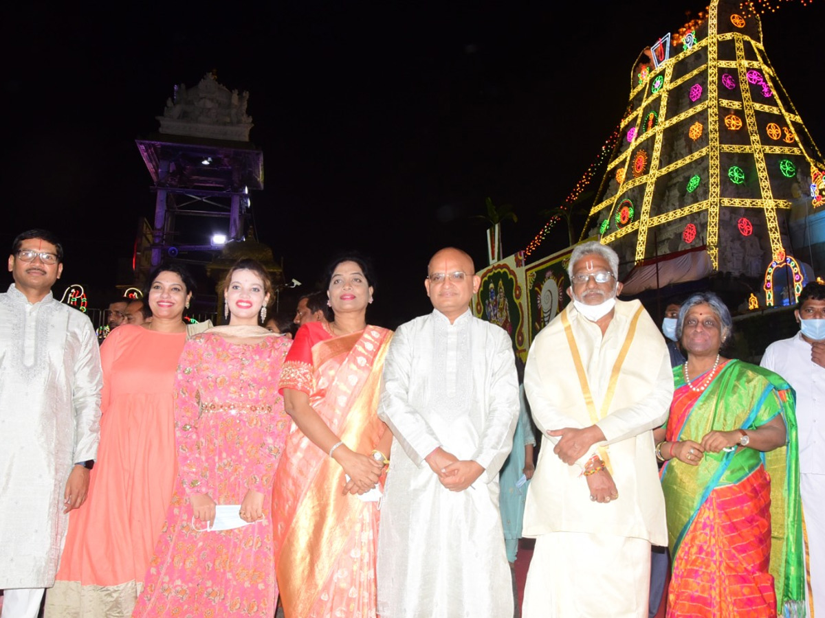 VIPs Visits Tirumala Temple On the Vaikunta Ekadashi 2022 - Sakshi3