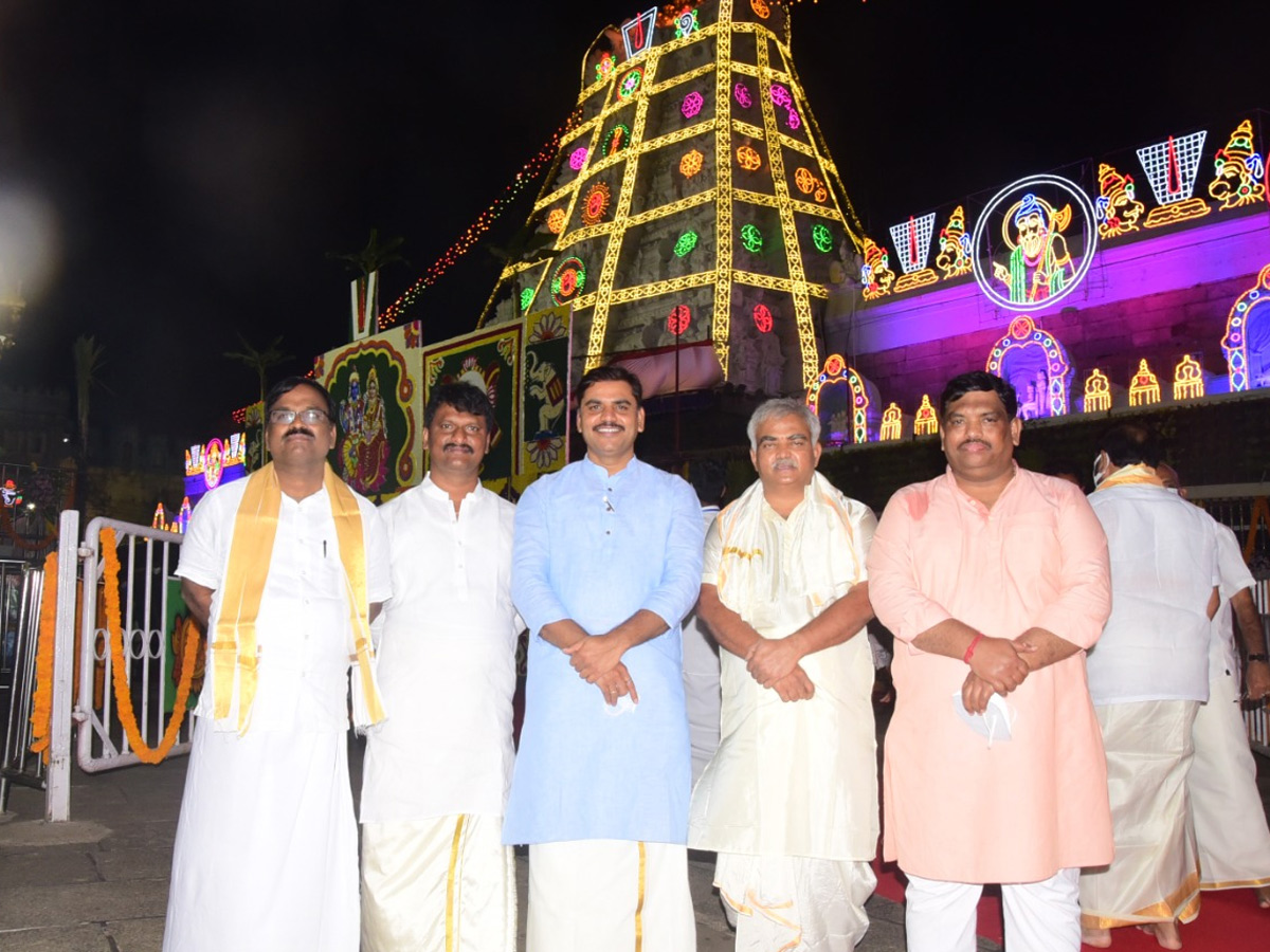 VIPs Visits Tirumala Temple On the Vaikunta Ekadashi 2022 - Sakshi5