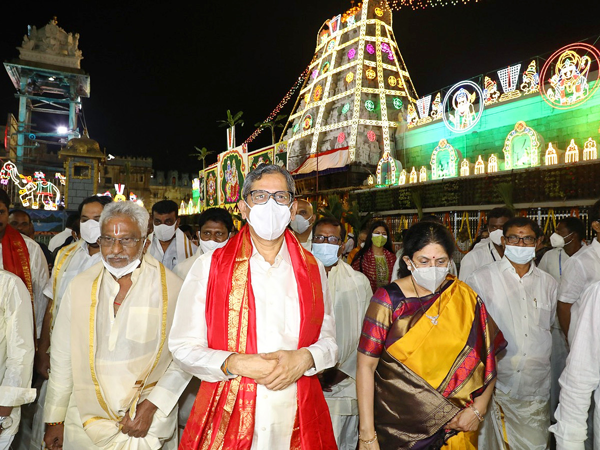 VIPs Visits Tirumala Temple On the Vaikunta Ekadashi 2022 - Sakshi7