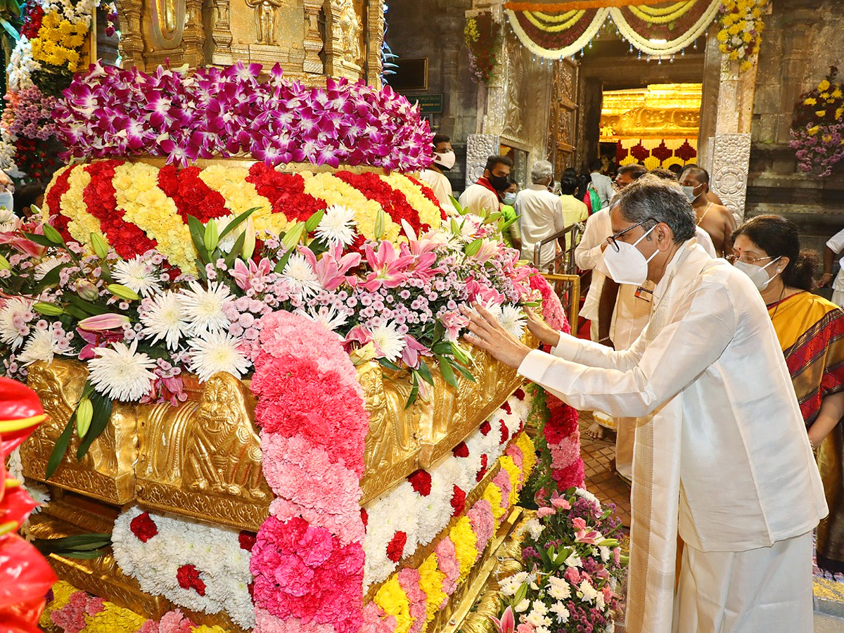 VIPs Visits Tirumala Temple On the Vaikunta Ekadashi 2022 - Sakshi8