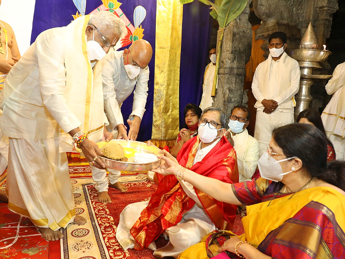 VIPs Visits Tirumala Temple On the Vaikunta Ekadashi 2022 - Sakshi9