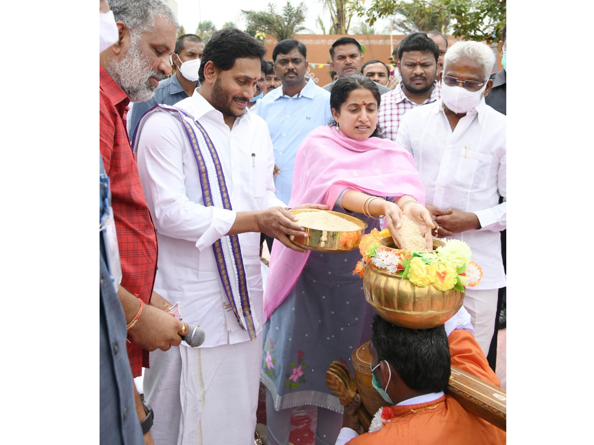 YS Jagan participates in Sankranti celebrations at Tadepalli - Sakshi13