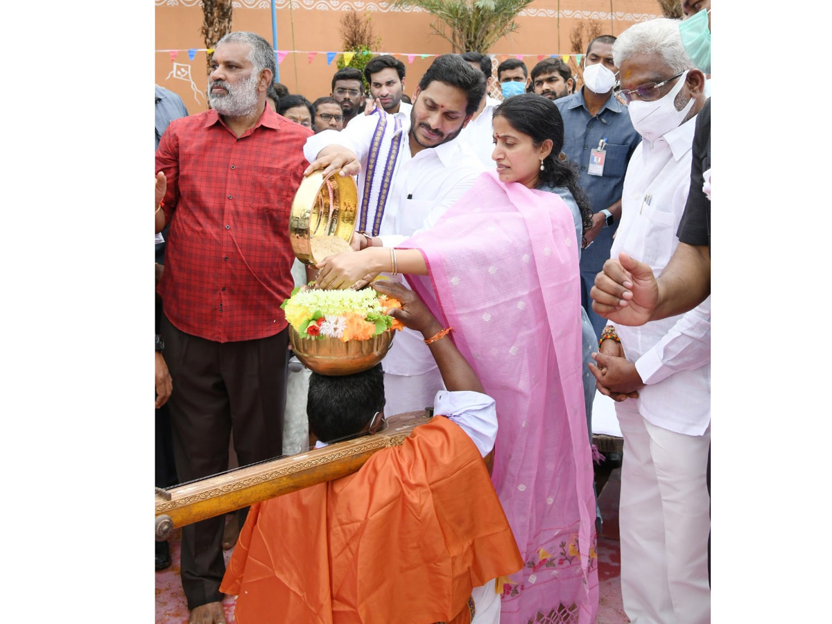 YS Jagan participates in Sankranti celebrations at Tadepalli - Sakshi25