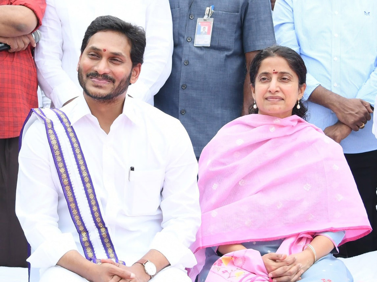 YS Jagan participates in Sankranti celebrations at Tadepalli - Sakshi26