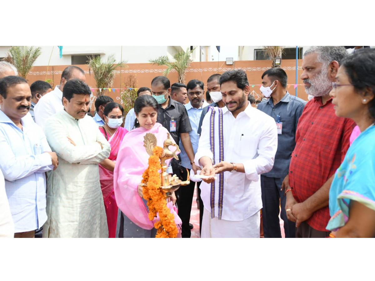 YS Jagan participates in Sankranti celebrations at Tadepalli - Sakshi14