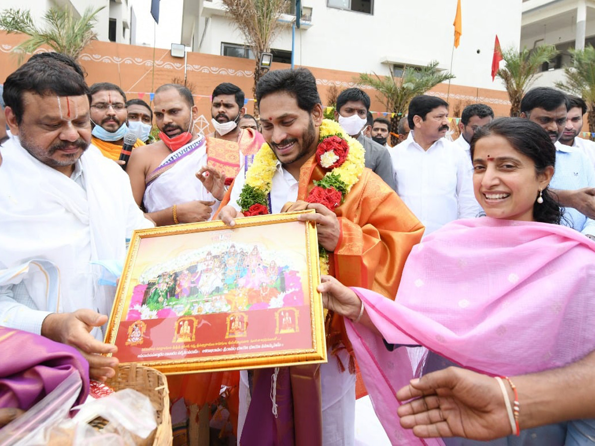 YS Jagan participates in Sankranti celebrations at Tadepalli - Sakshi15