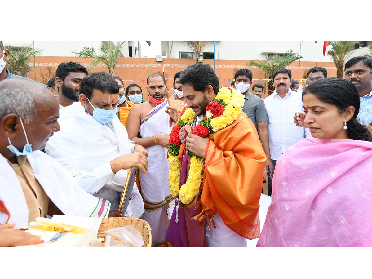 YS Jagan participates in Sankranti celebrations at Tadepalli - Sakshi17