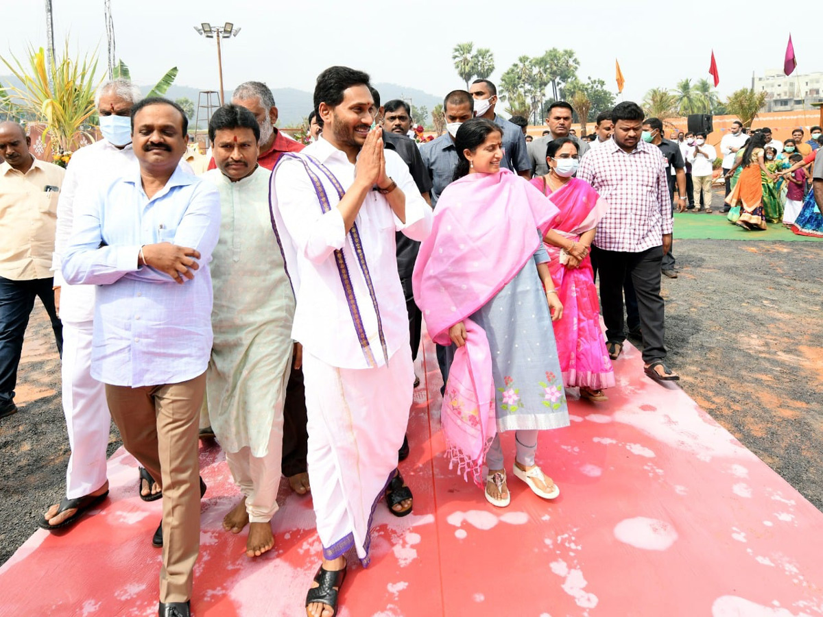 YS Jagan participates in Sankranti celebrations at Tadepalli - Sakshi18