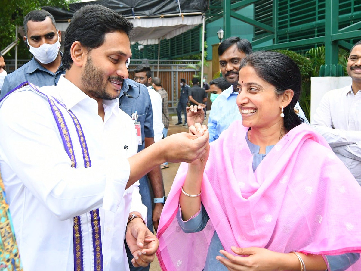 YS Jagan participates in Sankranti celebrations at Tadepalli - Sakshi1