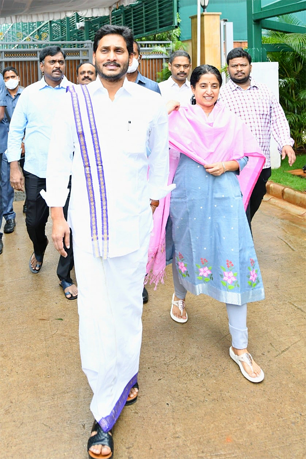 YS Jagan participates in Sankranti celebrations at Tadepalli - Sakshi10