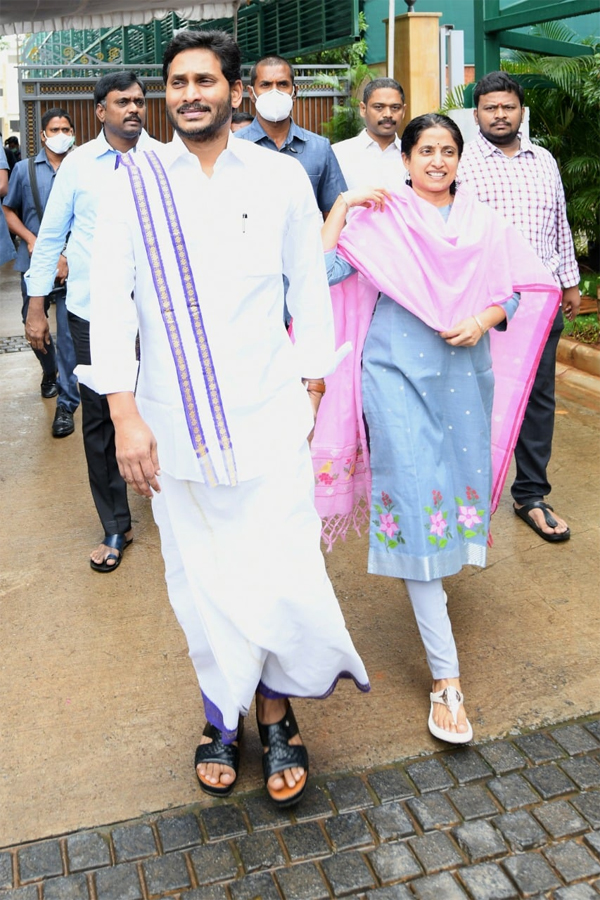 YS Jagan participates in Sankranti celebrations at Tadepalli - Sakshi11