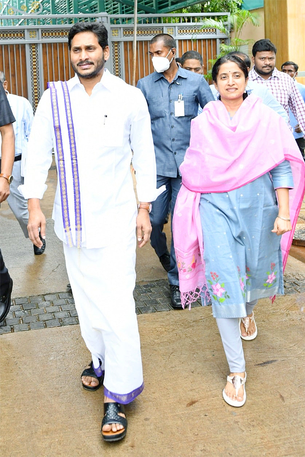 YS Jagan participates in Sankranti celebrations at Tadepalli - Sakshi12