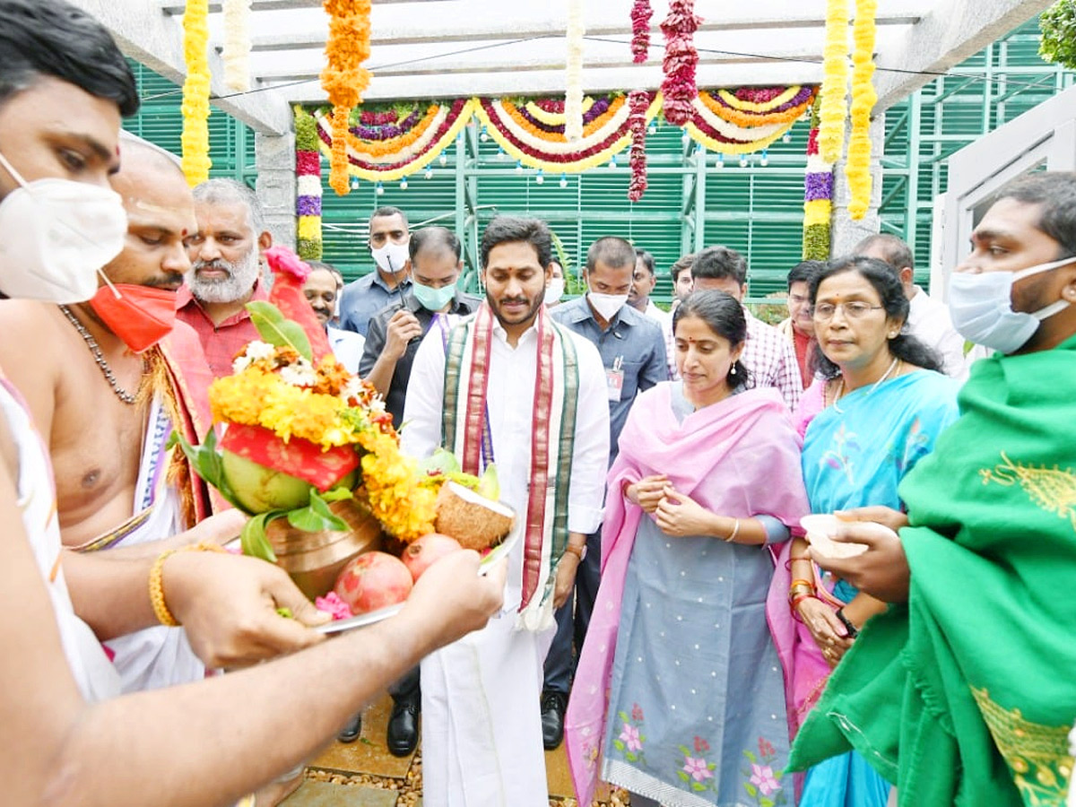 YS Jagan participates in Sankranti celebrations at Tadepalli - Sakshi2