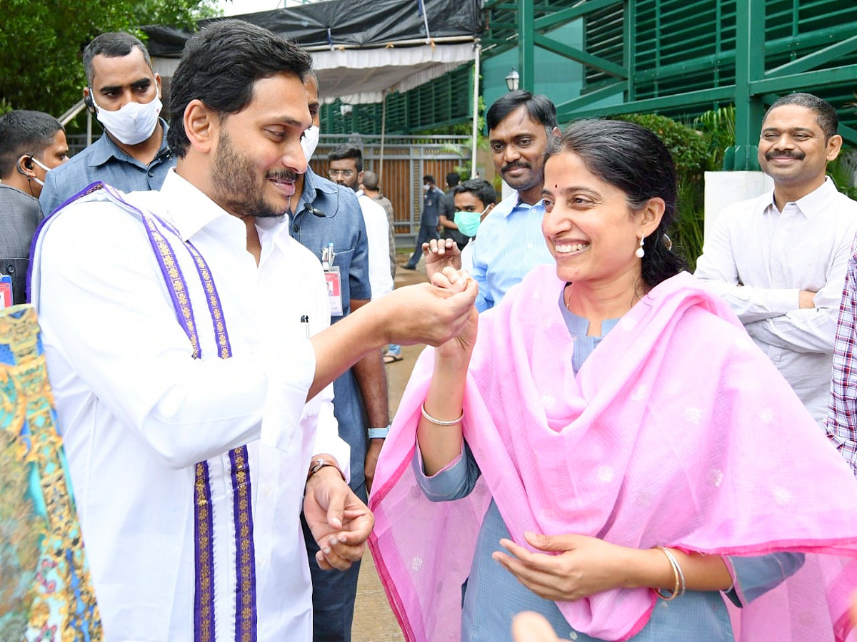 YS Jagan participates in Sankranti celebrations at Tadepalli - Sakshi4